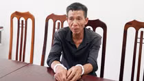 Dùng súng bắn vào mặt vợ rồi trốn vào rừng