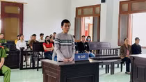 Nói chuyện với "tình địch” bằng dao, nhân viên quán nước mía lĩnh án tù