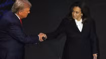 Ông Trump lần đầu bắt tay bà Harris kể từ năm 2016