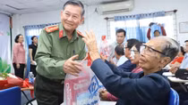 Hội Cựu CAND TP Hồ Chí Minh tặng quà và hỗ trợ mổ mắt miễn phí cho hội viên