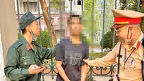 Nhét “hàng trắng” vào túi quần, đầu trần phóng xe máy dạo phố