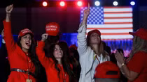 Người Mỹ "đón bình minh" trong chiến thắng ngoạn mục của ông Trump