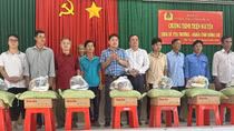 Văn phòng Cơ quan CSĐT Bộ Công an nhận đỡ đầu con CBCS và tặng quà người dân nghèo