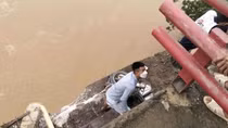 Ba người thoát chết trong gang tấc kể lại giây phút sập cầu Phong Châu