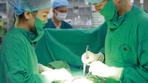 Nữ sinh 15 tuổi mắc u ác buồng trứng khổng lồ