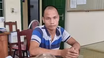 Triệu tập gã cha dượng treo cháu bé lên xà nhà, dội nước vào mặt