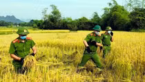 Công an xã gần dân, giúp dân trong hoạn nạn