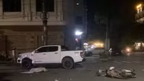 Ô tô bán tải đâm va chạm xe máy trong đêm, 3 người thương vong