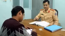 Tước bằng 2 tháng tài xế xe khách vừa lái xe vừa sử dụng điện thoại
