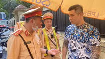 Bạn gái bị trêu chọc, nam thanh niên mang hung khí đi "dằn mặt" đối thủ