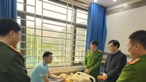 Công an tỉnh Phú Thọ thăm hỏi, động viên cán bộ bị thương trong khi làm nhiệm vụ