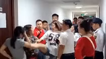 Công an quận Hoàng Mai vào cuộc vụ người phụ nữ đạp cư dân tại chung cư