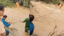 Công an giải cứu nam thanh niên mắc kẹt giữa dòng lũ dữ