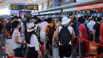Máy bay sắp cất cánh phải dừng vì hành khách nói... “có lựu đạn trong vali”