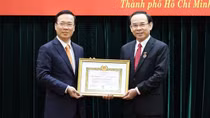 Chủ tịch nước trao Huy hiệu 45 năm tuổi Đảng cho Bí thư Thành ủy TP Hồ Chí Minh
