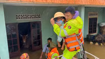 Tận tụy ngày đêm giúp dân thoát khỏi nguy hiểm trong mưa lũ