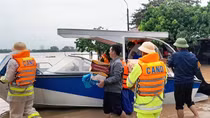 Sáng ngời hình ảnh vì nhân dân phục vụ ở vùng rốn lũ