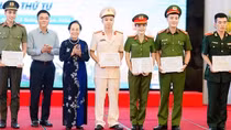 Nữ Đại úy Công an không ngừng nỗ lực học tập