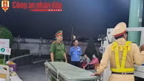CSGT đưa nam thanh niên bị ngất giữa đường đến bệnh viện cấp cứu
