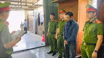 Khởi tố 6 đối tượng sản xuất, buôn bán kính chắn gió ôtô nhái hàng hiệu