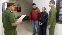 Tạm giữ hình sự tài xế xe ben không bằng lái, chống CSGT