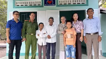 Trại tạm giam Công an tỉnh Ninh Thuận trao tặng nhà tình nghĩa cho người dân