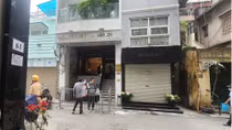 Ngã khi sửa mái kính giếng trời, 4 người thương vong