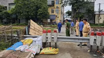 Tháo dỡ “cầu vượt” người dân tự lắp đặt qua đường sắt