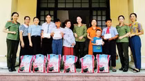 “Mẹ đỡ đầu” trong màu sắc phục