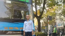 Lái xe, phụ xe buýt nhanh trí chặn kẻ móc túi, lấy lại tài sản cho hành khách