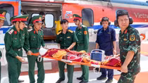 Đưa bệnh nhân bị chấn thương nặng, đứt rời 1/3 cánh tay phải về đất liền an toàn