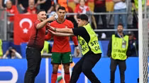 UEFA sẽ điều tra sự cố “fan cuồng” của Ronaldo