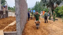 Công an huyện Yên Sơn giúp đỡ người dân dựng lại nhà sau thiên tai