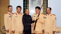 Người dân giao nộp súng cho CSGT