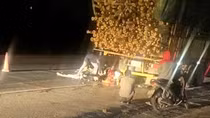 Lái xe sau chầu nhậu, hai nam thanh niên đâm vào xe chở keo tử vong