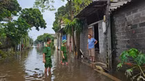 Công an xã Thụy Lôi giúp dân khắc phục hậu quả mưa lũ