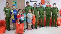 Công an TP Hồ Chí Minh tổ chức nhiều hoạt động vui chơi, tặng quà các em thiếu nhi