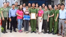Công an tỉnh Trà Vinh trao tặng 2 căn nhà đồng đội