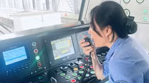 Mùa xuân em đi lái tàu