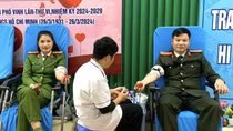 Nữ Đại úy Công an cùng đồng đội hiến máu cứu bệnh nhân qua cơn nguy kịch