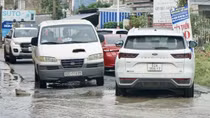Ôtô ùn ùn vào khu dân cư phá nát đường sá, gây mất ATGT