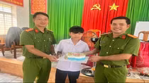 Làm Căn cước, bất ngờ nhận bánh sinh nhật vào ngày Quốc khánh