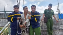 Giải cứu thanh niên nghi ngáo đá đòi nhảy lầu