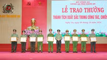 Công an tỉnh Nghệ An trao thưởng thành tích xuất sắc trong công tác, chiến đấu