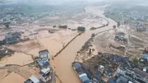 Lũ lụt cuốn phăng cầu tại Trung Quốc, hàng chục người vẫn đang mất tích