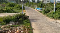Thiếu nữ bị 1 người xô đổ xe, đè xuống bãi đất lúc đêm khuya