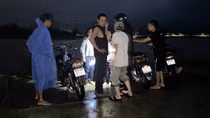 Đề nghị khen thưởng người đàn ông cứu 3 học sinh bị lũ cuốn trôi