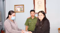 Nhặt được tiền ở cây ATM, nữ sinh mang đến Công an nhờ tìm người để quên trả lại