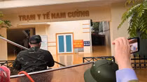Trạm y tế ngập nước, đốt đèn dầu cấp cứu người bệnh