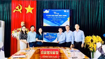 Nhà xuất bản Giáo dục Việt Nam tặng quà và sách cho các em học sinh nghèo